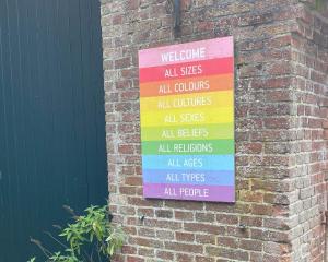 a sign on the side of a brick wall at Gulfhof Friedrichsgroden in Carolinensiel