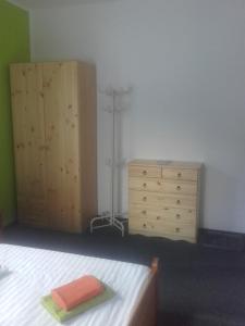 Un pat sau paturi într-o cameră la Hotel Anna
