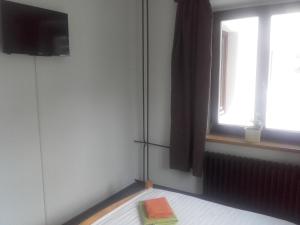 Un pat sau paturi într-o cameră la Hotel Anna