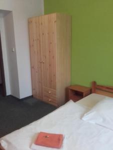 Un pat sau paturi într-o cameră la Hotel Anna