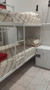a couple of bunk beds in a room at Hotel Progresso Itaquera - Próximo Arena Corinthians in São Paulo