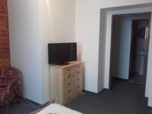 Un televizor și/sau centru de divertisment la Hotel Anna