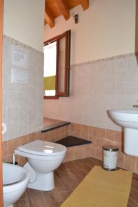 a bathroom with a toilet and a sink at Casa Rossana in Vasia