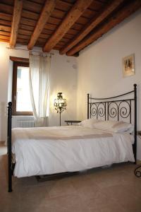 ヴェローナにあるCentre 2 bedroom Flatのベッドルーム(シャンデリア付きの白い大型ベッド1台付)
