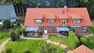 an aerial view of a house with solar panels on it at Haus-Auetal in Bliedersdorf