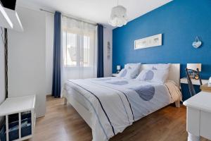 a bedroom with blue walls and a large bed at Chambre Saint-Samson-Sur-Rance in Saint-Samson-sur-Rance