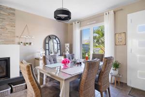 a dining room with a table and chairs at Chambre Saint-Samson-Sur-Rance in Saint-Samson-sur-Rance