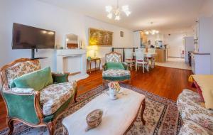 a living room with two chairs and a table at La Marquise Duplex 2 Ch avec Terrasse et Climatisation in Socourt