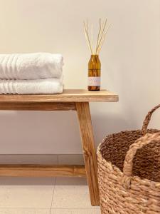 a table with a bottle of towels and a basket at LOEWENHERZ HOMES Mittenwald - Bijou in Mittenwald