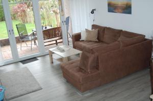 a living room with a brown couch and a table at Ferienwohnung_Beethovenstrasse in Westerstede
