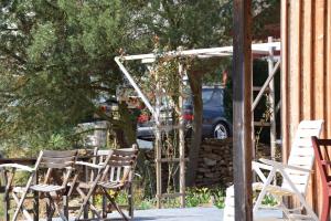 a group of chairs sitting in front of a pergola at Ferienhaus SonnenFänger in Hemfurth-Edersee
