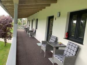 a patio with chairs and a table and a table and chairs at Pension Mochow in Schwielochsee