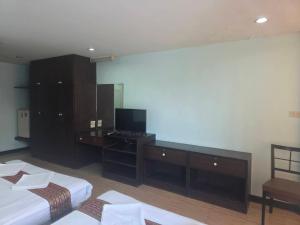 Televisyen dan/atau pusat hiburan di Cha-Am Fish Star Hotel