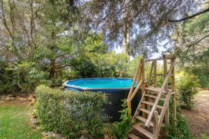 a bath tub and a ladder next to a tree at Quinta de Loubite by Sweethomes in Lagoa