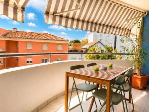 a patio with a table and chairs on a balcony at La Terrasse Bleue-Parking couvert-2 min plage-Juan Les Pins in Antibes