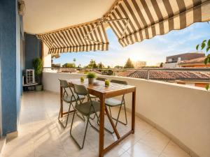 a patio with a table and chairs on a balcony at La Terrasse Bleue-Parking couvert-2 min plage-Juan Les Pins in Antibes +10 photos