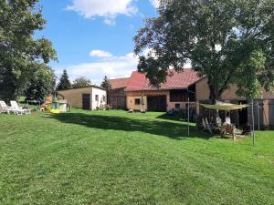 a yard with a house with a tent in it at Ferienhaus Bayerlipp in Scheßlitz