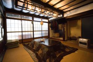 a room with a table in the middle of a room at GuestHouse MIRAI in Tokamachi