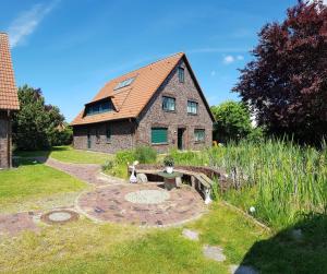 a stone house with a bench in front of it at Urlaubslust Ferienhaus 12 in Trassenheide