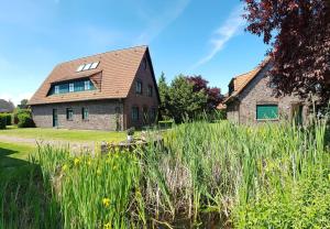 a brick house with a gambrel roof at Urlaubslust Ferienhaus 12 in Trassenheide