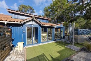 a blue shed with a lawn in front of it at Villa ctl - carcans, médoc in Maubuisson
