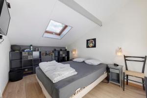 a bedroom with a bed with white sheets and a window at Villa ctl - carcans, médoc in Maubuisson