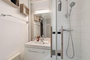 a bathroom with a shower and a sink at Villa ctl - carcans, médoc in Maubuisson +21 photos