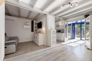 a living room with white walls and a ceiling at Villa ctl - carcans, médoc in Maubuisson
