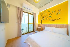 a bedroom with a bed and a tree with birds on it at 仰森水畔 in Jiaoxi