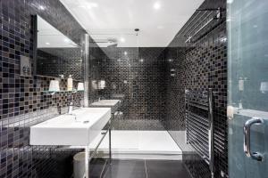 Grassmarket Hotel tesisinde bir banyo +60 fotoğraf