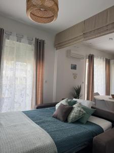 a bedroom with a bed with pillows on it at Playa Serena - Meublé de tourisme 3 étoiles - Accès Plage & Parking Privé in Carnon-Plage