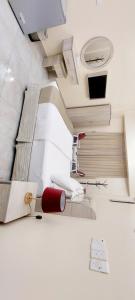 a room with a kitchen with a table and a sink at جزيرة اللؤلؤ للشقق الفندقية PEARL ISLAND HoTEL APARTMENT in Al Buraymī