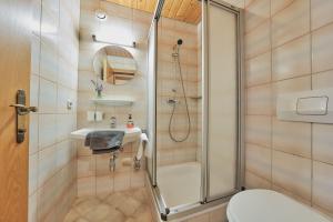 a bathroom with a shower and a toilet at Pension Sonnwend - inklusive Gästekarte in Fieberbrunn