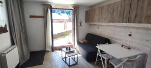 ein Wohnzimmer mit Sofa und Tisch in der Unterkunft Parenthèse Alpine in La Plagne Tarentaise