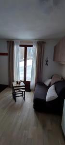 ein Schlafzimmer mit einem Bett und einem großen Fenster in der Unterkunft Parenthèse Alpine in La Plagne Tarentaise