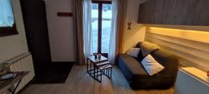 ein Wohnzimmer mit Sofa und Tisch in der Unterkunft Parenthèse Alpine in La Plagne Tarentaise