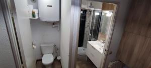 ein kleines Badezimmer mit Toilette und Waschbecken in der Unterkunft Parenthèse Alpine in La Plagne Tarentaise + 24 Fotos