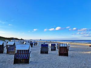 a group of beach chairs on a sandy beach at Ferienzimmer Gleißner in Ahlbeck