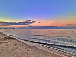 a view of the beach at sunset at Ferienzimmer Gleißner in Ahlbeck