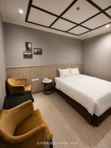Llit o llits en una habitació de Garden Hotel