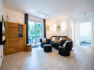 a living room with a couch and chairs at Bernsteinquartier - Wohnung 87 in Kölpinsee
