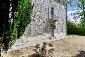 a table and chairs in front of a building at Domaine du chemin Royale in Saint-Germain