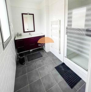 a bathroom with a sink and a shower at Appt Ortolans - Hossegor centre - Terrasse - Park in Hossegor