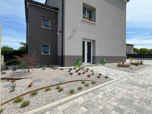 a house with a garden in front of it at Le Nogare in Abano Terme
