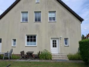 a white house with a picnic table in front of it at Peene Alte Schule Völschow Dornberger in Völschow