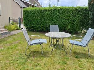 three chairs and a table and a table and chairs at Peene Alte Schule Völschow Dornberger in Völschow
