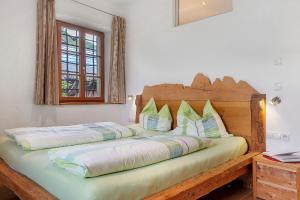 a bed with a wooden headboard in a room at Schloss Gravetsch in Villandro