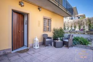 a patio with chairs and a door in a house at Italia Apartment in Catania