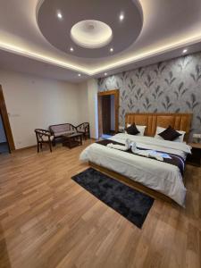 a bedroom with a large bed with a large ceiling at Rahini sunset villa in Shimla +9 photos