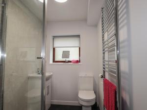 a bathroom with a toilet and a sink at 3 Bruaich Cottages in Strathpeffer +11 photos